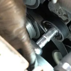 Jak wymienić pasek alternatora BMW E39 bez zbędnych problemów
