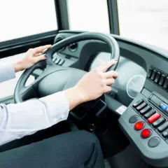 Ile może jechać kierowca busa? Przepisy, kary i przerwy, które musisz znać
