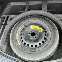 Koło zapasowe w bagażniku Forda S-Max, z narzędziami.