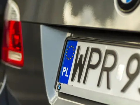 Jak znaleźć kierowcę po numerze rejestracyjnym i uniknąć problemów prawnych