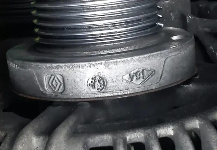 Jak wyciągnąć alternator z Renault Megane bez zbędnych problemów