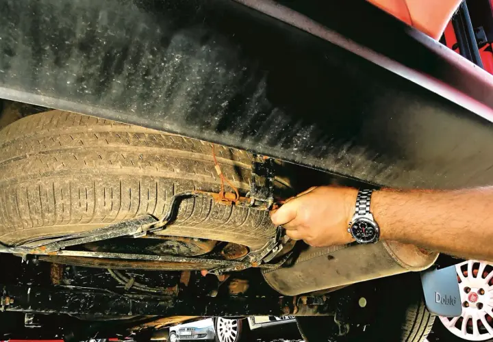 Jak wyjąć koło zapasowe Peugeot 5008 i uniknąć problemów na drodze