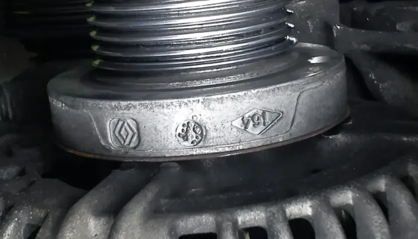 Jak wyciągnąć alternator z Renault Megane bez zbędnych problemów