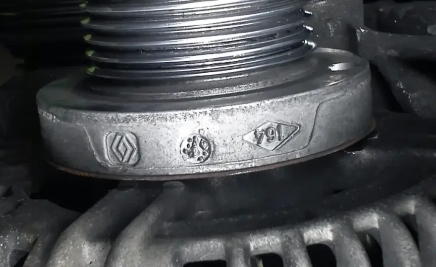 Jak wyciągnąć alternator z Renault Megane bez zbędnych problemów