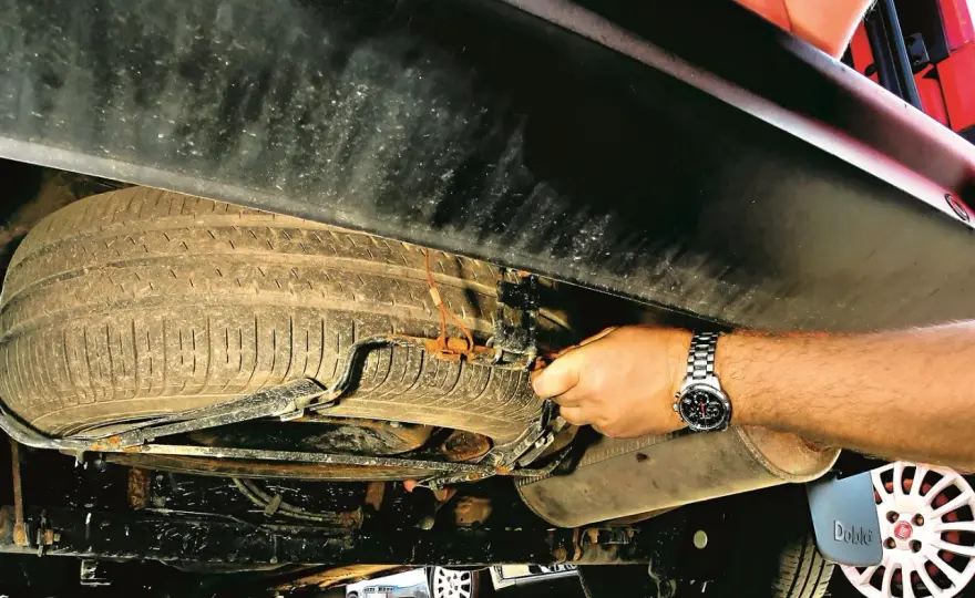 Jak wyjąć koło zapasowe Peugeot 5008 i uniknąć problemów na drodze