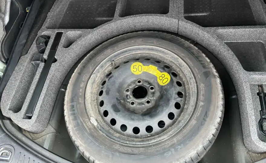 Gdzie dokładnie znajduje się koło zapasowe w Ford S-Max? Sprawdź teraz!