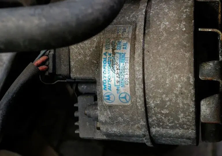 Objawy uszkodzonego regulatora napięcia alternatora – jak je rozpoznać i uniknąć kosztownych napraw