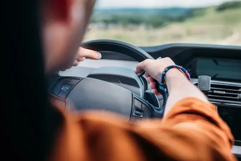 Młody kierowca do jakiego wieku? Poznaj ważne przepisy i zasady