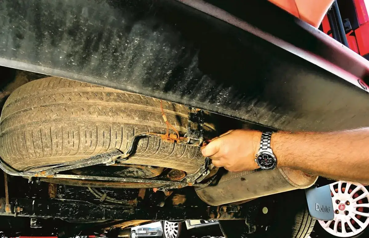 Zdjęcie Jak łatwo i bezpiecznie zdjąć koło zapasowe w Citroen Jumper – krok po kroku