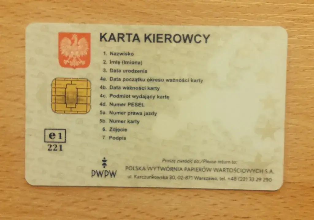 Zdjęcie Gdzie wysłać kartę kierowcy? Kluczowe informacje i dokumenty potrzebne