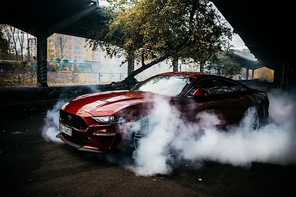Zdjęcie Ile pali ford mustang 5.0? prawdziwe spalanie, wady i zalety silnika v8